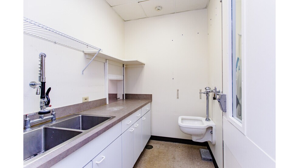 More Photos Of 815 Howard St, Evanston Medical For Sale