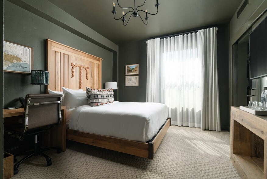 More Photos Of 527-537 State St, Santa Barbara Hotel For Lease