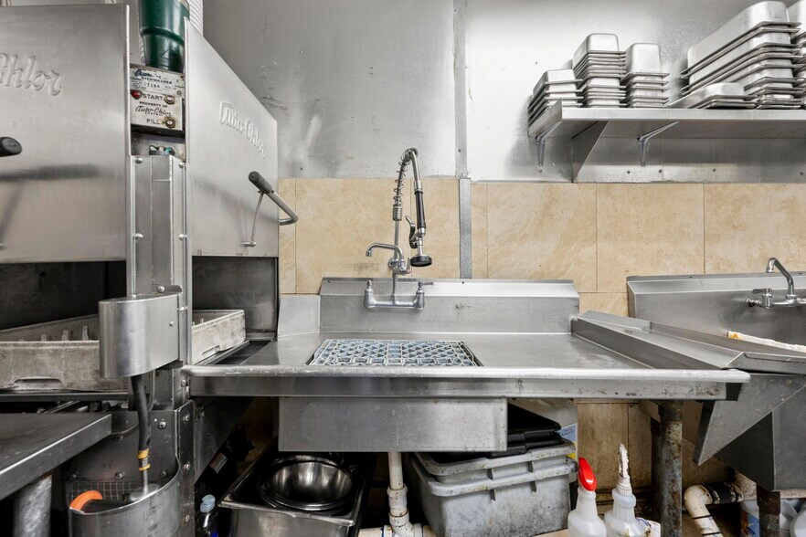 More Photos Of 7390 Shoal Line Blvd, Weeki Wachee Specialty For Sale