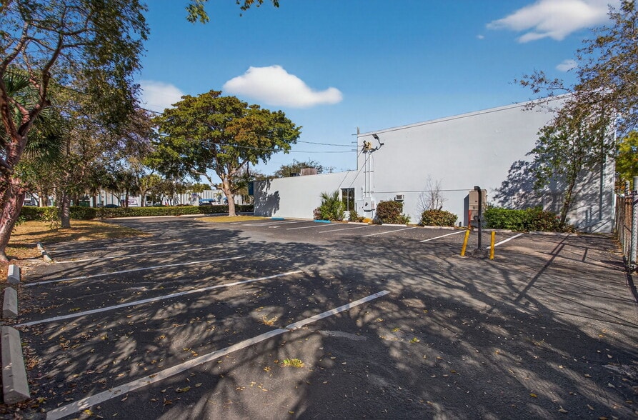 More Photos Of 1500 N Powerline Rd, Pompano Beach Warehouse For Lease