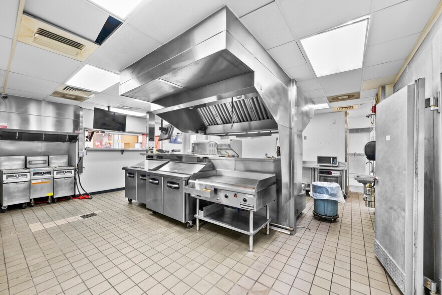 More Photos Of 32704 Grand River Ave, Farmington Restaurant For Sale