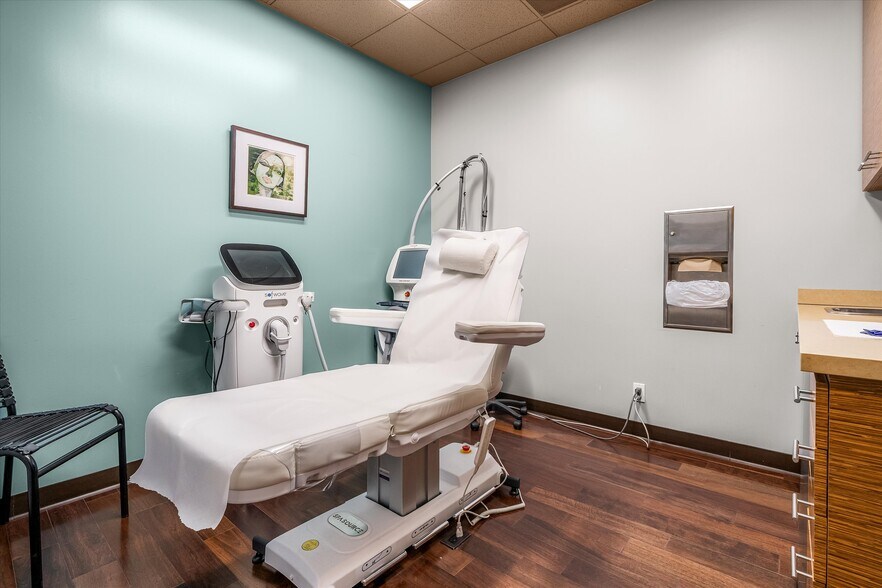 More Photos Of 27871 Smyth Dr, Santa Clarita Medical For Sale