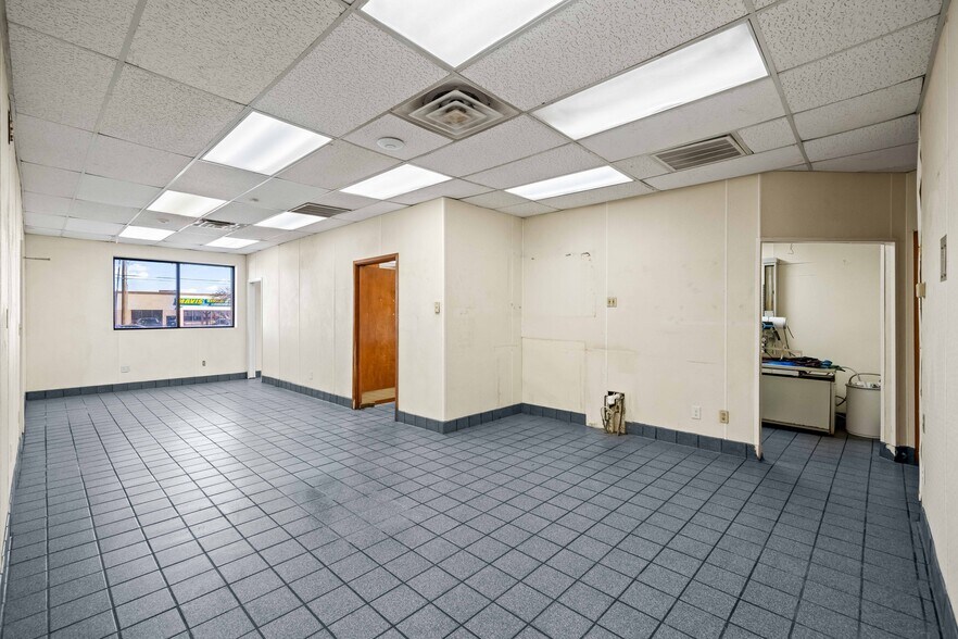 More Photos Of 7902 Slide Rd, Lubbock Veterinarian Kennel For Lease