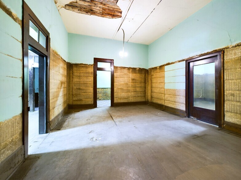 More Photos Of 309 S Ohio Ave, Sedalia Storefront Retail Office For Sale