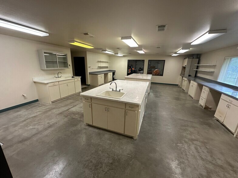 More Photos Of 1156 N Bonnie Brae St, Denton Medical For Lease