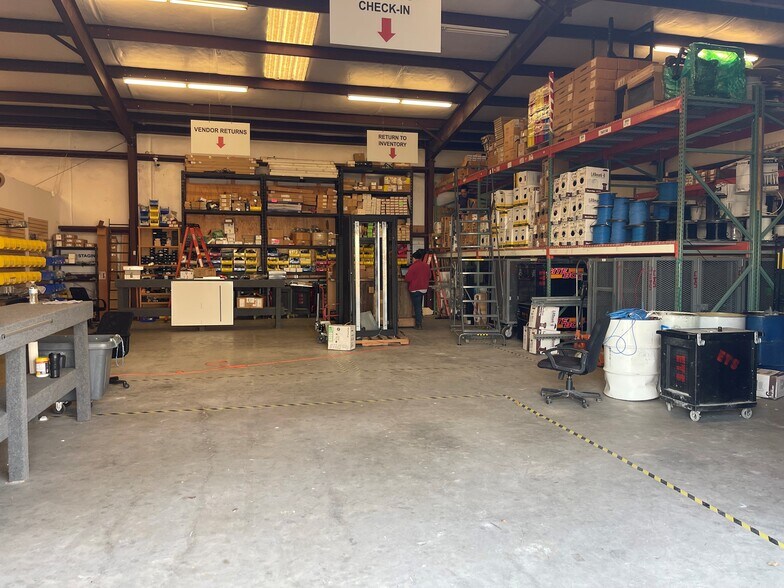 More Photos Of 5903 Gardendale Dr, Houston Warehouse For Lease