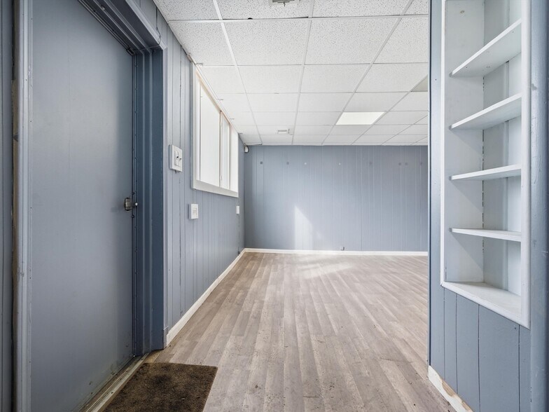 More Photos Of 828 W 14 Mile Rd, Clawson Warehouse For Lease