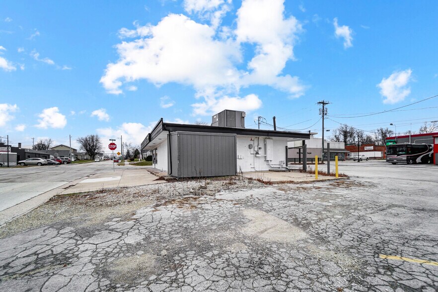 More Photos Of 994 E Market St, Celina Freestanding For Sale