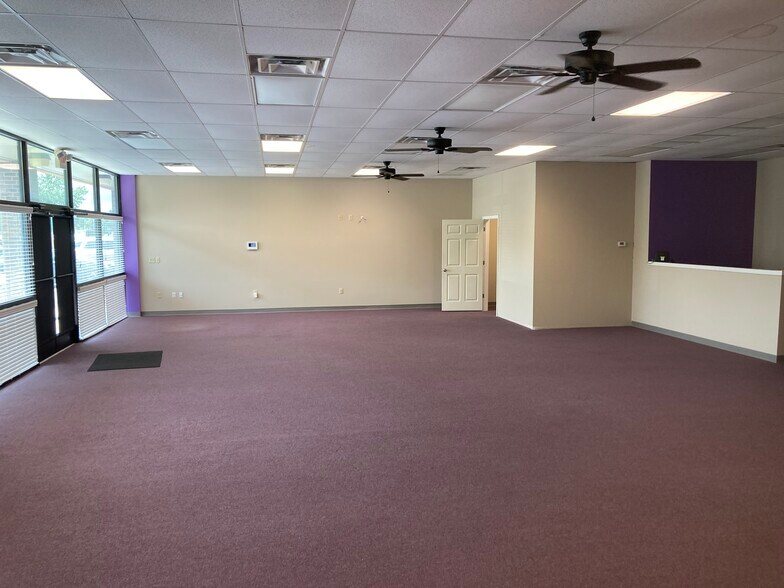 More Photos Of 1074 Pedigo Way, Bowling Green Storefront Retail Office For Lease