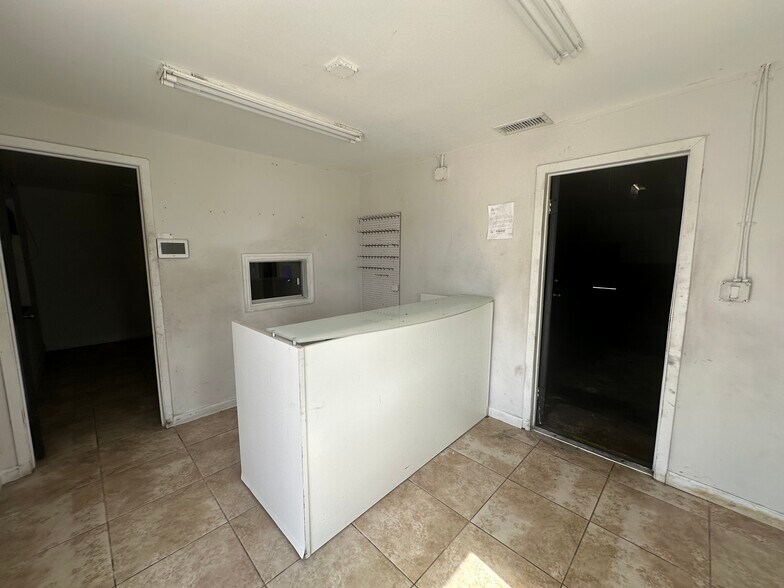 More Photos Of 5715 Rodman St, Hollywood Warehouse For Lease