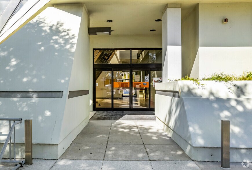 More Photos Of 1000 N Tamiami Trl, Nokomis Bank For Lease
