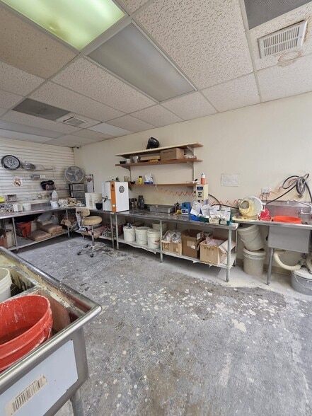 More Photos Of 38423-38425 E 9th St, Palmdale Storefront Retail Office For Sale