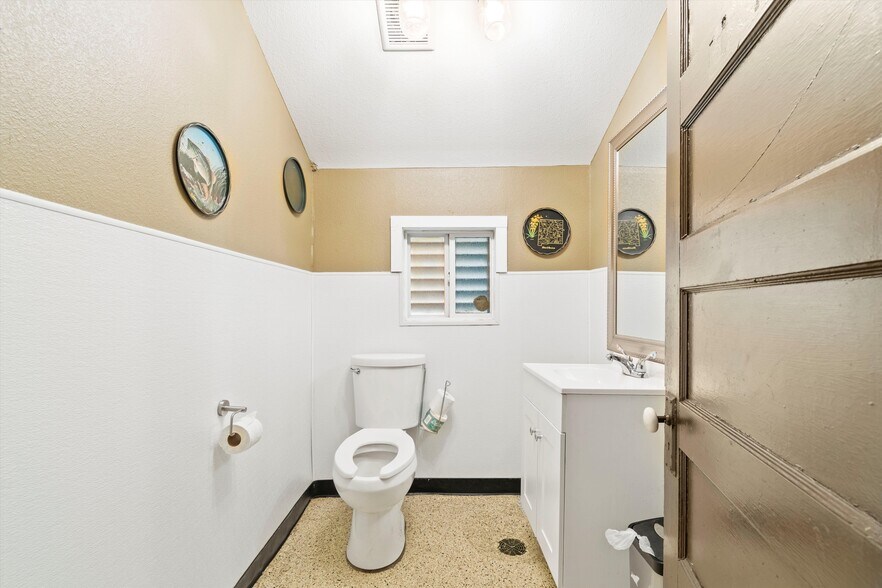 More Photos Of 110 W Bailey St, Ponder Restaurant For Sale