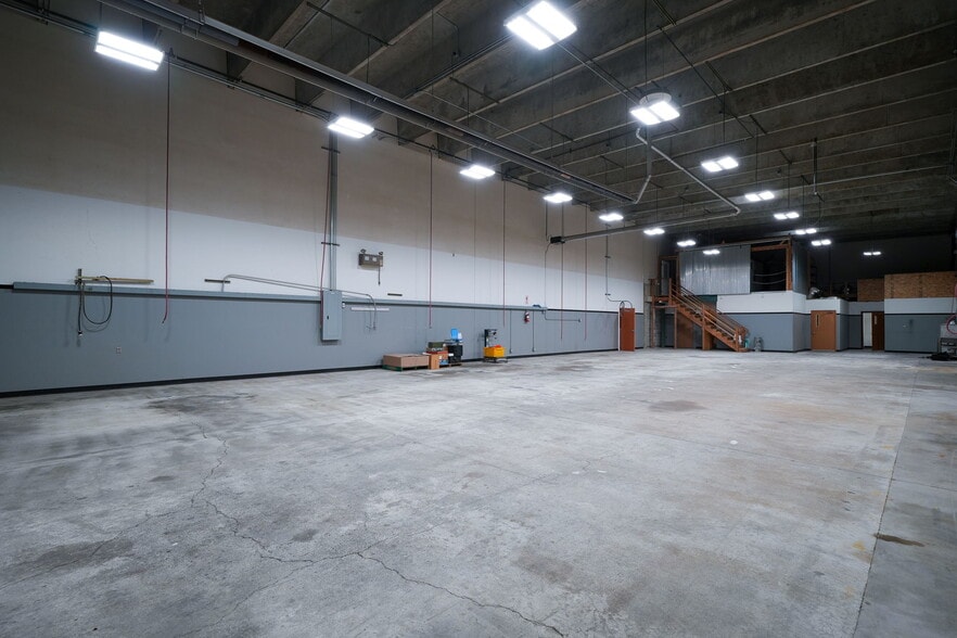 More Photos Of 1555-1557 SE Crystal Lake Dr, Corvallis Warehouse For Lease