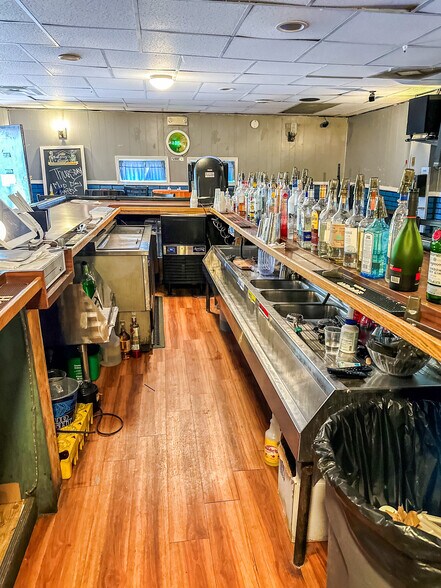 More Photos Of 1300 N Claymont St, Wilmington Bar For Sale