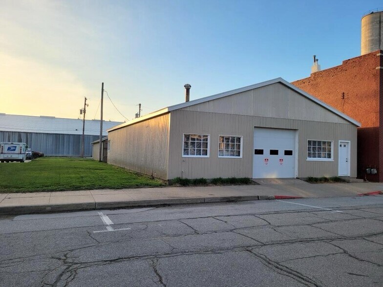 Primary Photo Of 10830-10840 N 142nd St, Waverly Warehouse For Sale