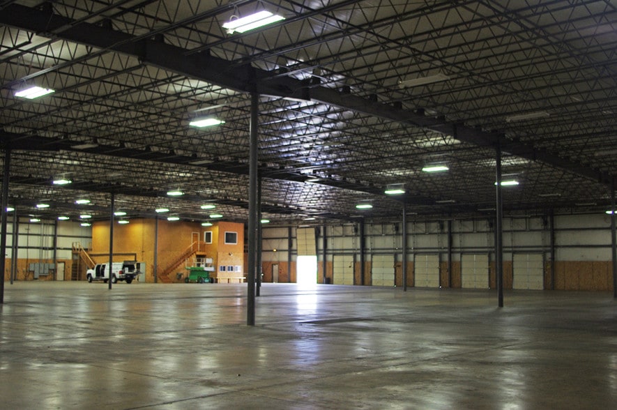 More Photos Of 2602 W Randolph St, Vandalia Distribution For Lease