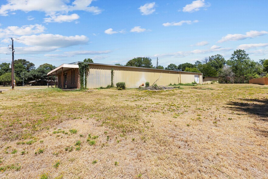 More Photos Of 600 Turner Dr, Palestine Warehouse For Sale