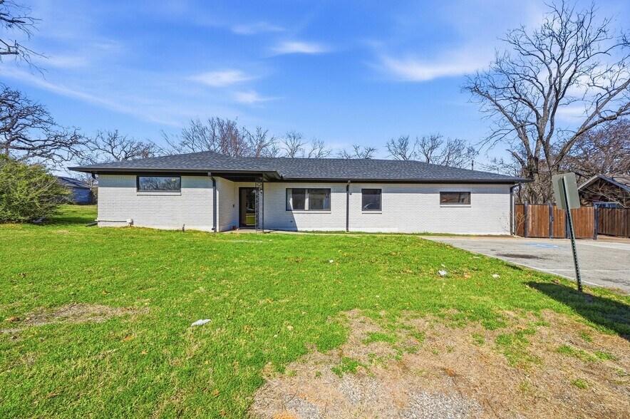 More Photos Of 1927 W Arkansas Ln, Pantego Light Manufacturing For Sale