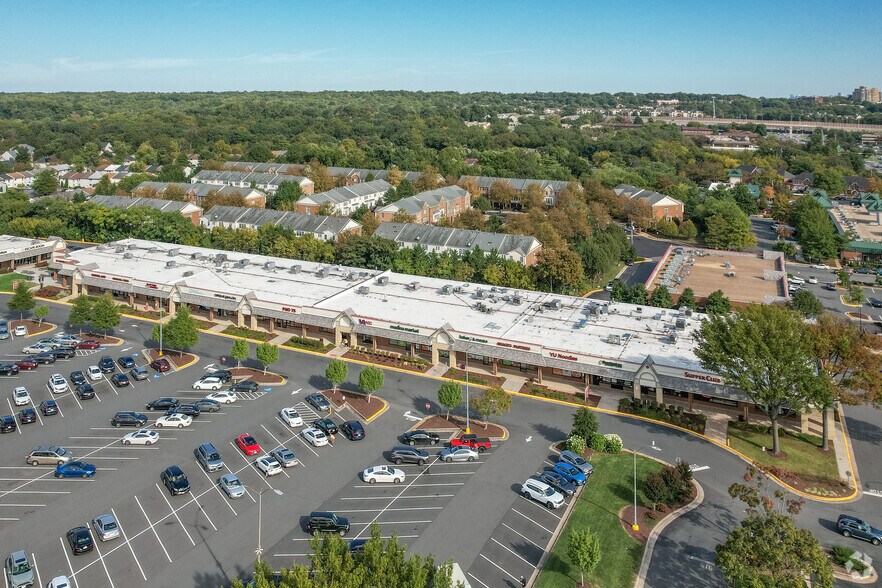 More Photos Of 358-400 Elden St, Herndon Storefront For Lease