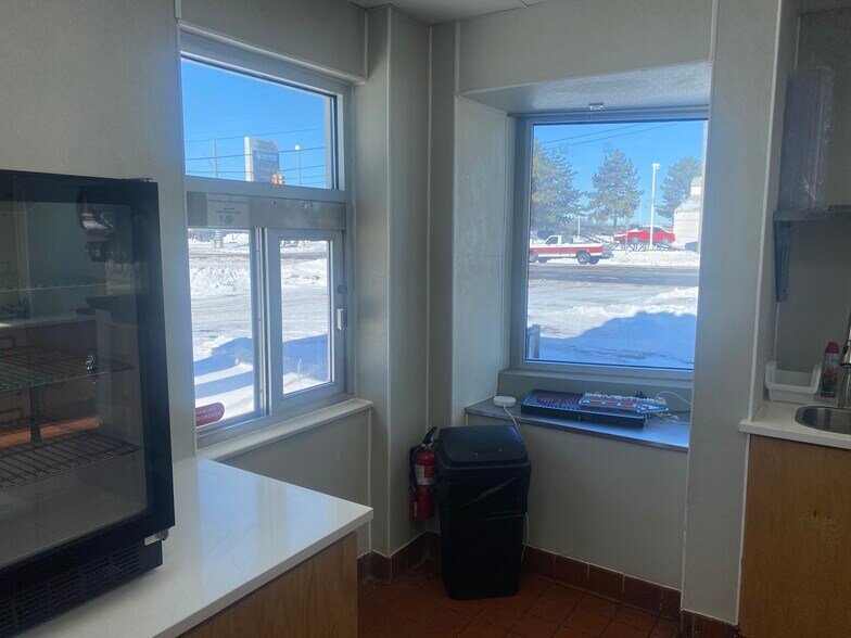 More Photos Of 2299 Elizabeth Lake Rd, Waterford Fast Food For Lease