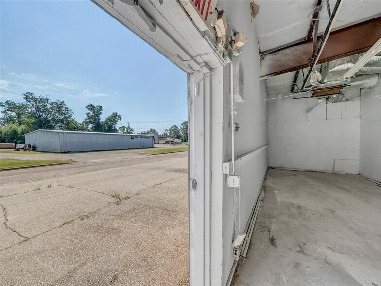 More Photos Of 19276 Hartford St, Edison Freestanding For Sale