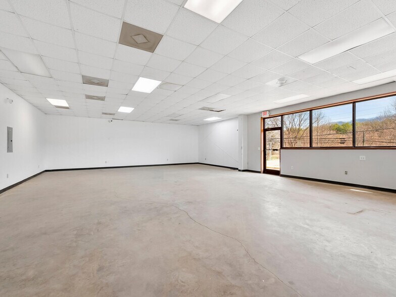 More Photos Of 82 Old Mars Hill Hwy, Weaverville Flex For Lease