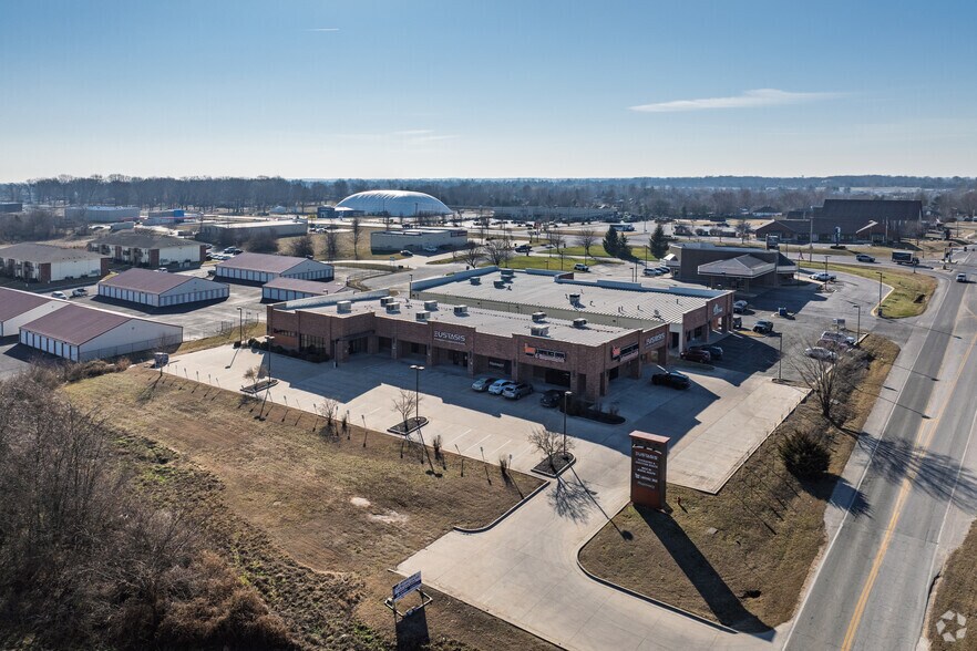 More Photos Of 5540-5550 N Farmer Branch Rd, Ozark General Retail For Sale