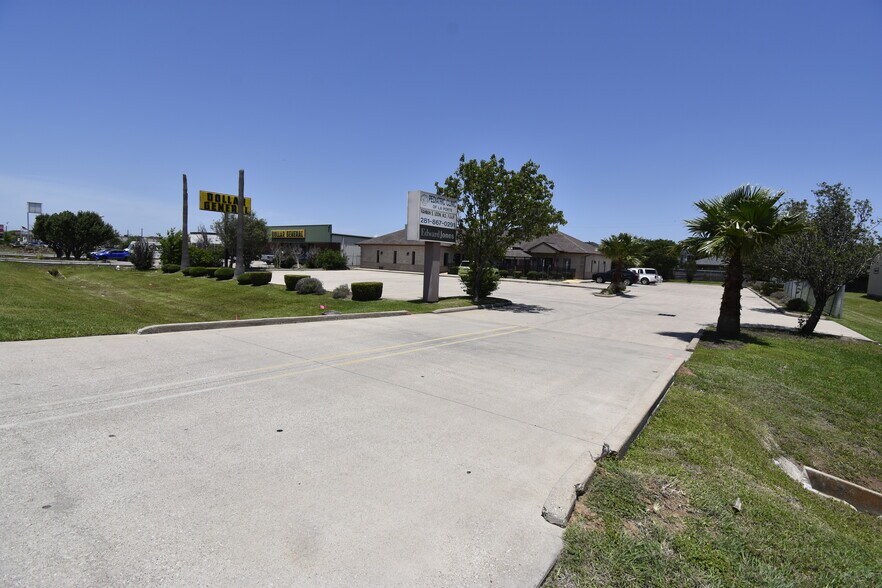 More Photos Of 10407 W Fairmont Pky, La Porte Medical For Lease