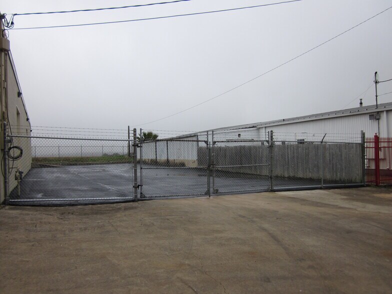 More Photos Of 135 Braniff Dr, San Antonio Manufacturing For Lease