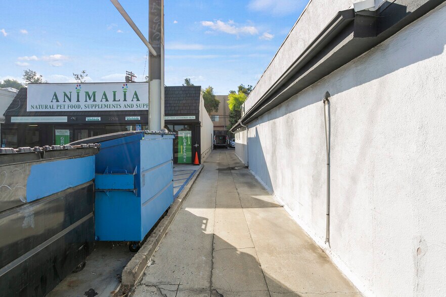 More Photos Of 22520-22522 Ventura Blvd, Woodland Hills Storefront Retail Office For Lease