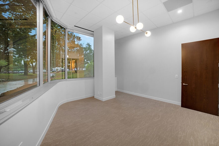 More Photos Of 105 Decker Ct, Irving Office For Lease