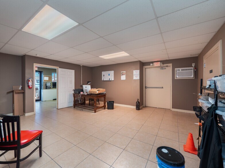 More Photos Of 318 W Byrd Blvd, Universal City Office For Sale