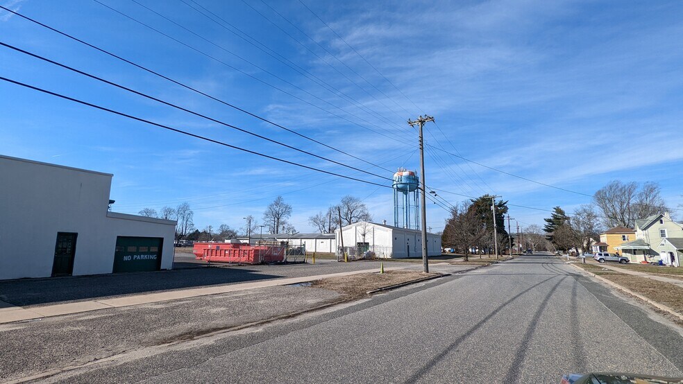 More Photos Of 717 Longfellow St, Woodbine Warehouse For Lease