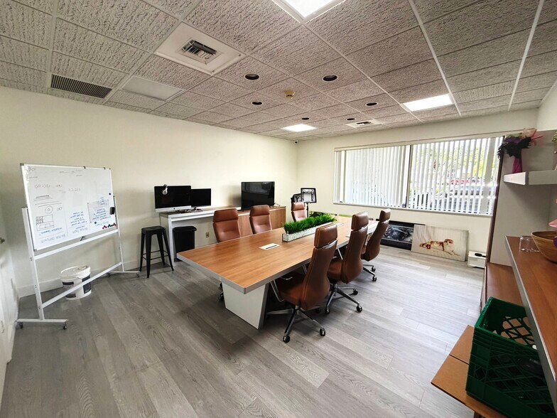 More Photos Of 10061 Amberwood Rd, Fort Myers Flex For Lease