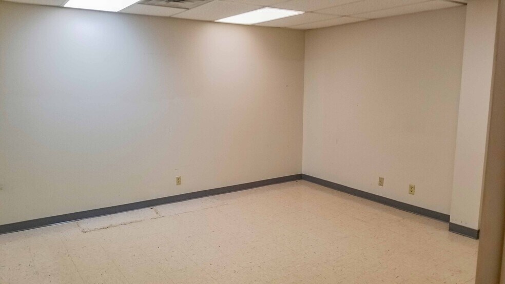 More Photos Of 1800 S Washington St, Beeville Office For Sale