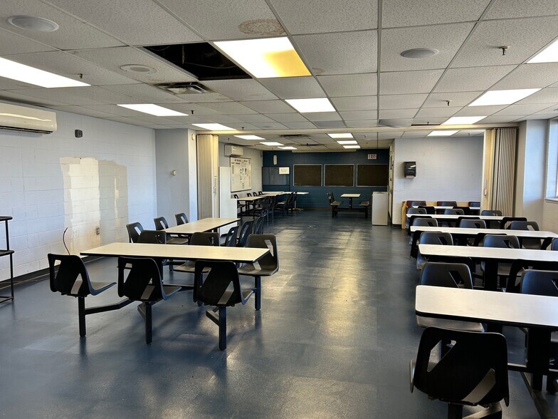 More Photos Of 1130 Wellington St, Chatham-Kent Distribution For Lease