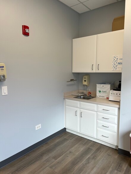 More Photos Of 2172 Blackberry Dr, Geneva Medical For Lease