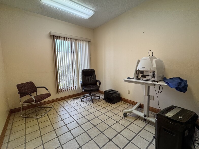 More Photos Of 915 N Main St, Bloomington General Retail For Sale