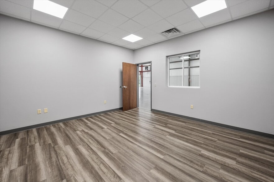 More Photos Of 219 Enterprise Ct, Shelbyville Warehouse For Lease