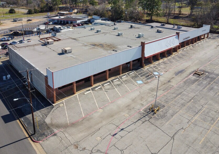 More Photos Of 315-330 E Spring St, Palestine Unknown For Lease