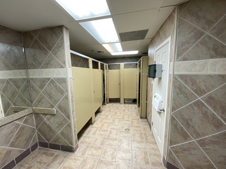 More Photos Of 2814 N Maroa Ave, Fresno General Retail For Sale