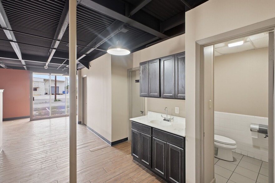 More Photos Of 2110 Mannix Dr, San Antonio Light Distribution For Sale