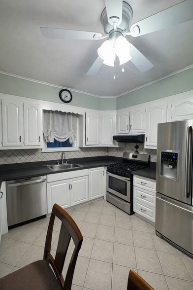 More Photos Of 231 Hamilton St, Hartford Apartments For Sale