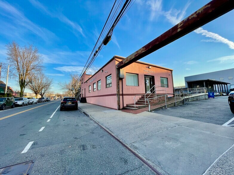 More Photos Of 7310 88th St, Glendale Office For Lease