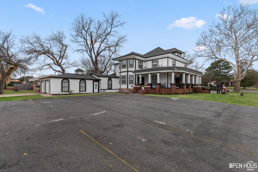 More Photos Of 405 W Gilbert St, Henrietta Hospitality For Sale