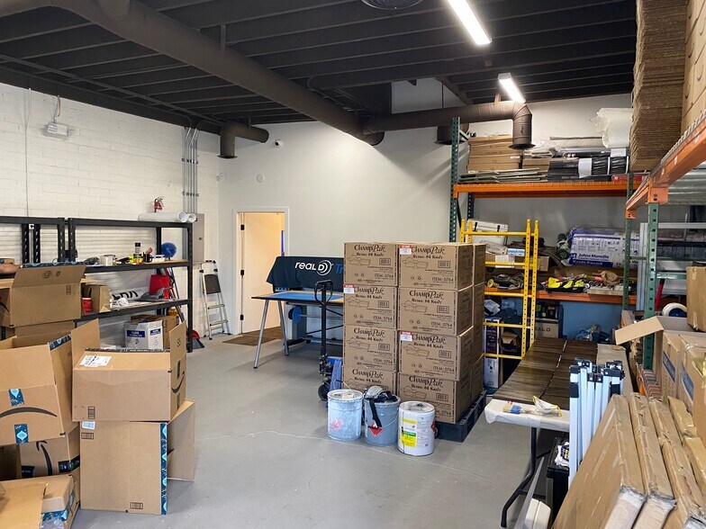 More Photos Of 3216 W Burbank Blvd, Burbank Loft Creative Space For Lease