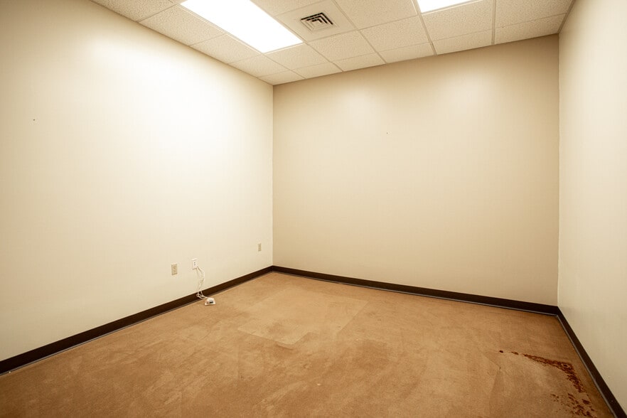 More Photos Of 439 State Rd, North Dartmouth Storefront For Lease