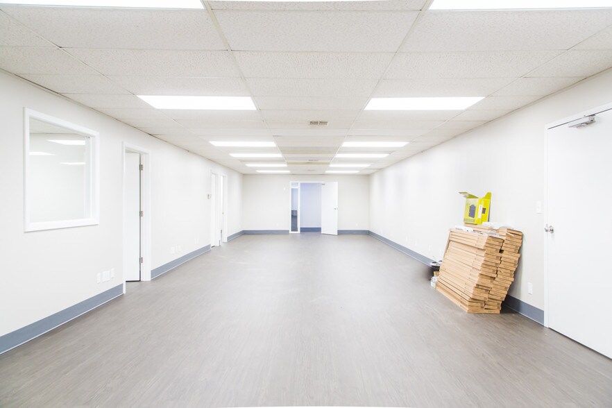 More Photos Of 10308 State Line Rd, Leawood Office For Lease