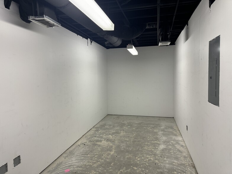 More Photos Of 725 Main St, Chula Vista Showroom For Lease